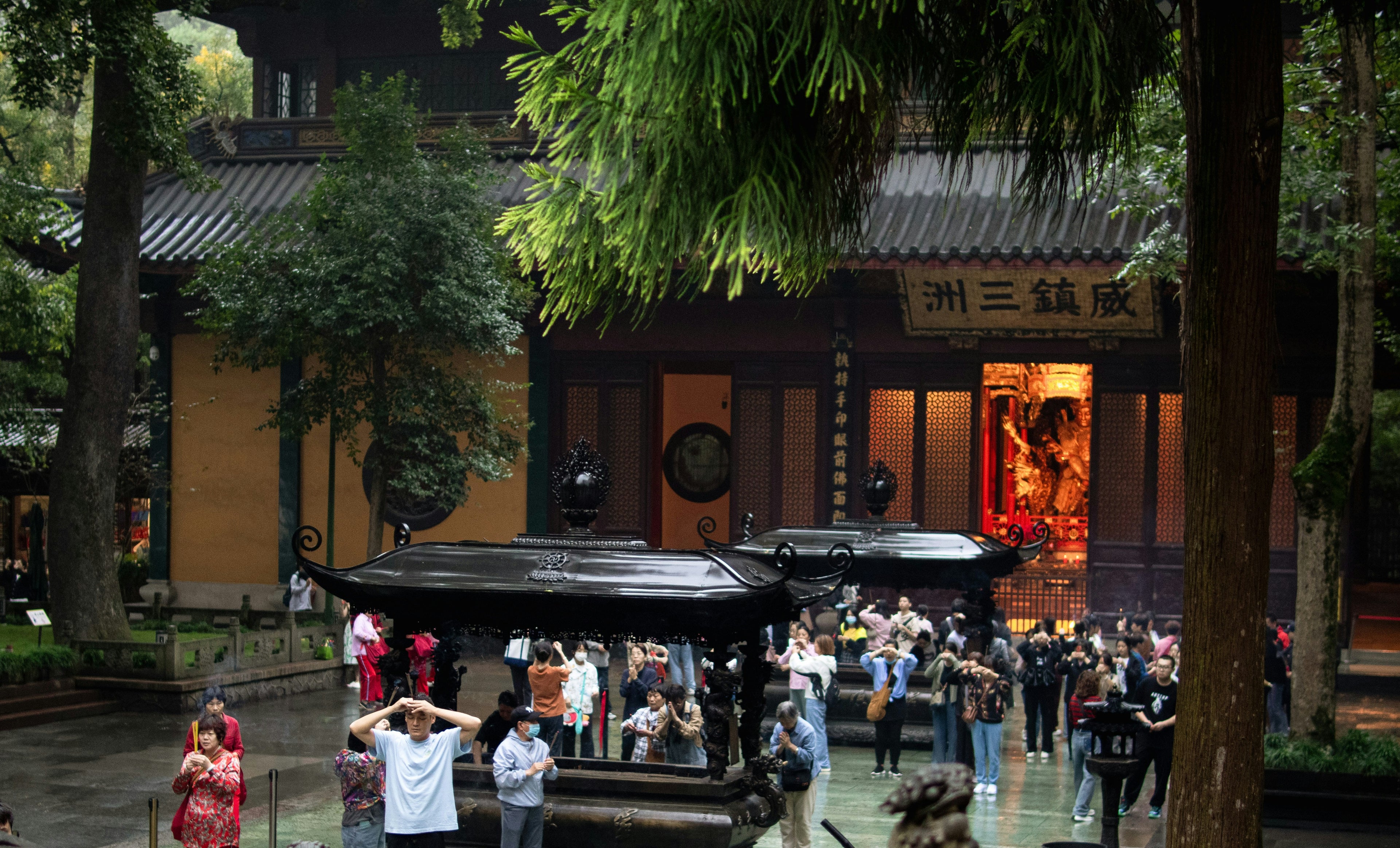 Hangzhou Temple Walk